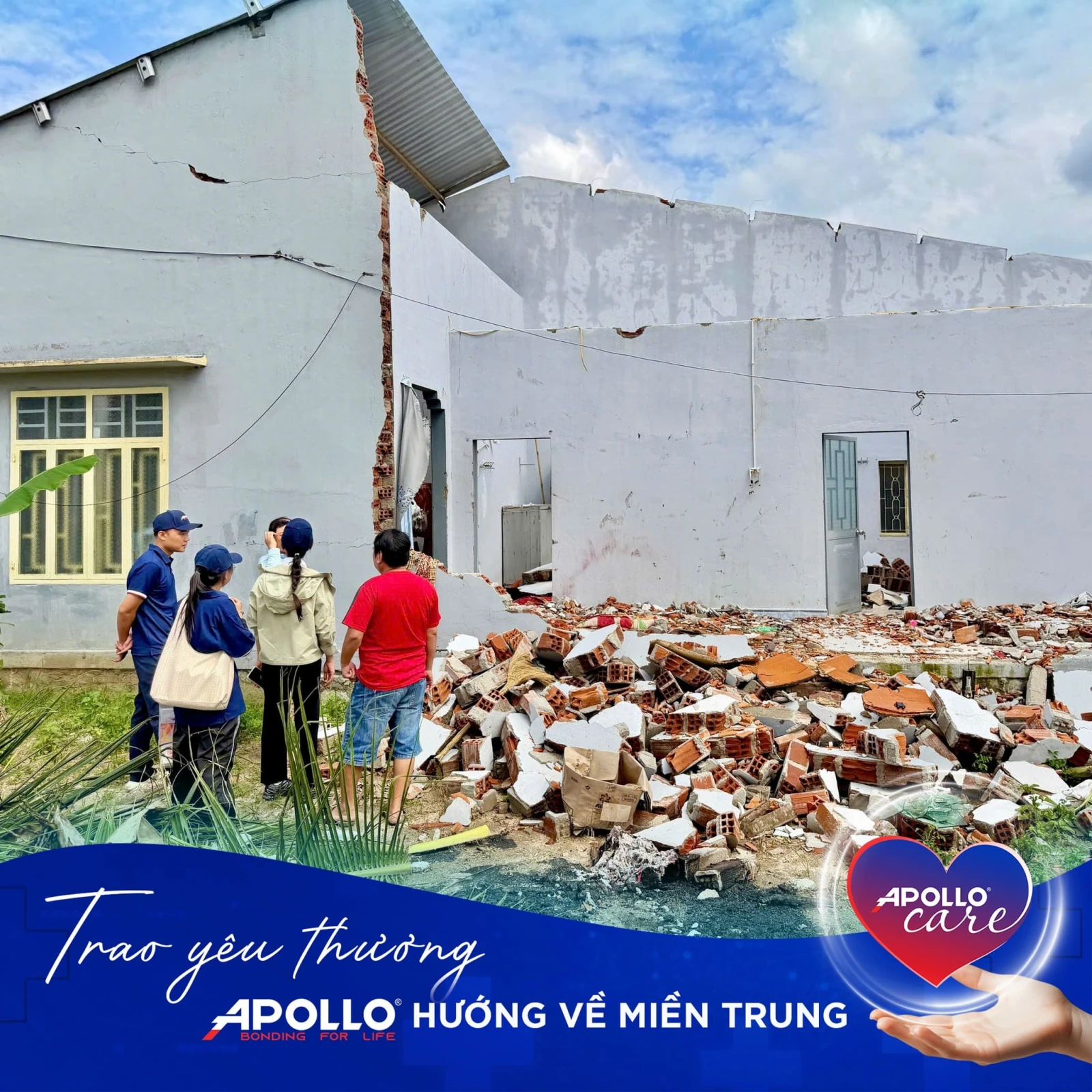 Những mảng tường đổ sập, dấu tích lũ tàn phá nặng nề